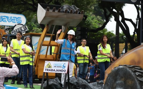 La prefecta del Guayas, Marcela Aguiñaga, desfiló en una de las carrozas alegóricos con temática de retroexcavadora.