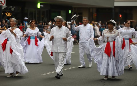 Adultos mayores desfilaron utilizando trajes típicos. Ellos recibieron una ovación por parte de los asistentes al evento.