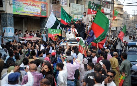 Los partidarios del partido del ex primer ministro encarcelado Imran Khan, Pakistán Tehrik-e-Insaf (PTI), gritan consignas durante una protesta para exigir la liberación de Imran Khan.