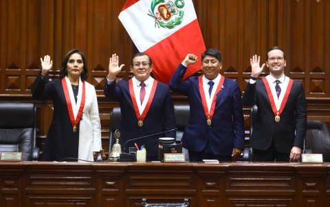 La diputada Patricia Juárez (i), el nuevo presidente del Congreso, Eduardo Salhuana (2i), el legislador Waldemar Cerrón (2d), y el congresista Alejandro Cavero (d).
