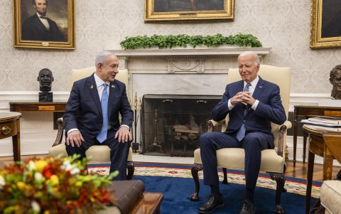 El primer ministro israelí, Benjamin Netanyahu (i), habló con el presidente estadounidense, Joe Biden, durante una reunión bilateral el jueves 25 en la Oficina Oval de la Casa Blanca.