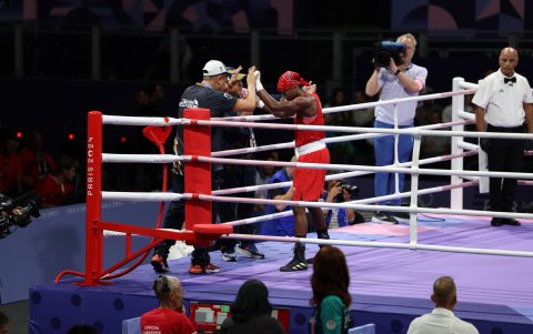 Palacios celebra la victoria en su esquina junto al cuerpo técnico de la delegación de boxeo ecuatoriana.
