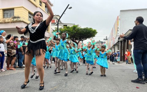 Pequeñas bailarinas demostraron sus destrezas en el desfile.