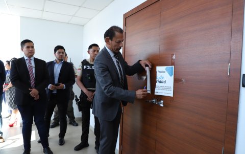 El notario Décimo Cuarto del Cantón Quito, Alex Barrera, rompió los hechos de seguridad de la sala de pruebas.