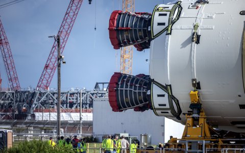 La etapa central ensamblada para el cohete del Sistema de Lanzamiento Espacial de la NASA se despliega en la barcaza Pegasus en el Centro Espacial Kennedy, en Cabo Cañaveral.