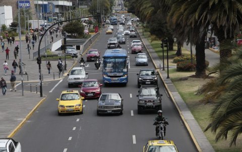 Tráfico. Los contraflujos ni el pico y placa disminuyen la congestión en Quito