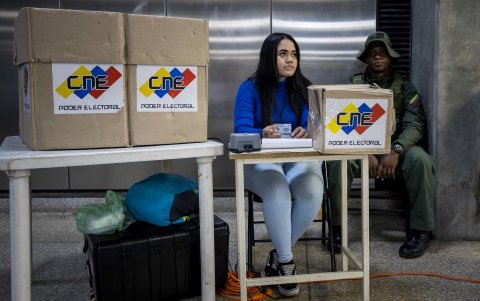 Una funcionaria del Consejo Nacional Electoral (CNE) en una jornada de información por las elecciones presidenciales, en Caracas, el pasado 15 de julio.