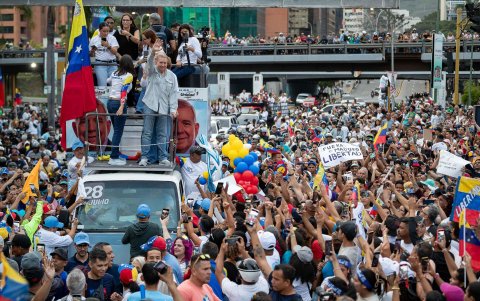 El candidato a la presidencia de Venezuela, Edmundo González Urrutia, del partido Plataforma Unitaria Democrática (PUD), antes de su cierre de campaña en Caracas.