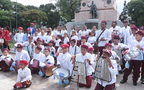 Bandas escolares también desfilaron a lo largo de la avenida 9 de Octubre.
