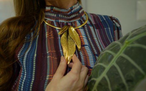 Tiene fascinación por los maxi accesorios elaborados por artesanos.