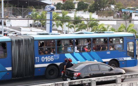 Los guayaquileños dicen estar cansados de movilizarse en unidades obsoletas, inseguras y que no den cabida a un solo usuario más.