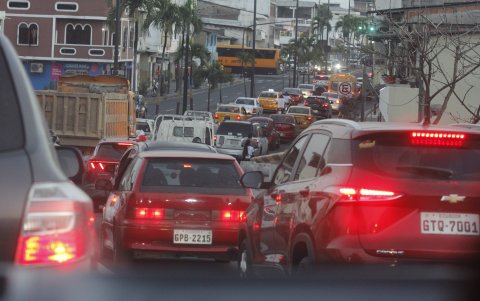 Norte. Así permanecen varias vías de Guayaquil durante las horas en las que se va la energía en la ciudad.