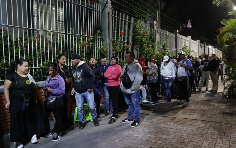 Ciudadanos esperan en una fila para sufragar este domingo 28 de julio en un centro de votación en Caracas.