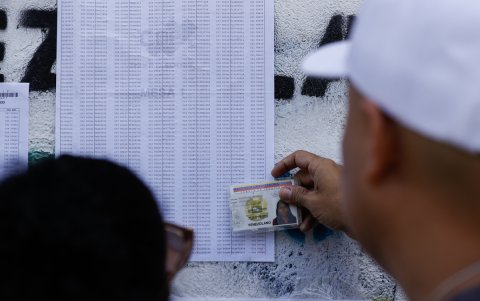 Un ciudadano venezolano busca su mesa de votación durante la jornada de elecciones presidenciales de Venezuela este domingo, en Caracas (Venezuela).