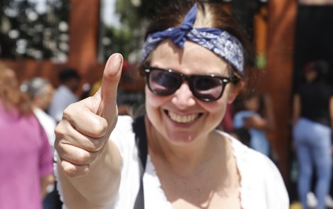 Una mujer muestra su pulgar luego de votar este domingo, en Caracas (Venezuela).