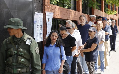 Venezolanos esperan en una fila para ingresar a un centro de votación este domingo, en Caracas (Venezuela).