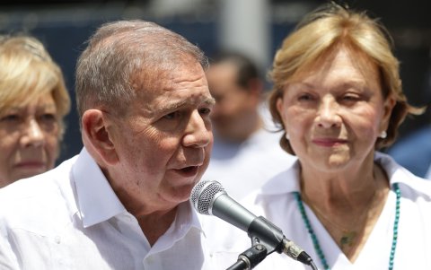 El candidato opositor a la presidencia de Venezuela, Edmundo González Urrutia, da declaraciones luego de sufragar este domingo, en un centro de votación en Caracas.