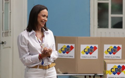 La líder de la oposición Venezolana, María Corina Machado, vota este domingo, en un centro de votación en Caracas (Venezuela).