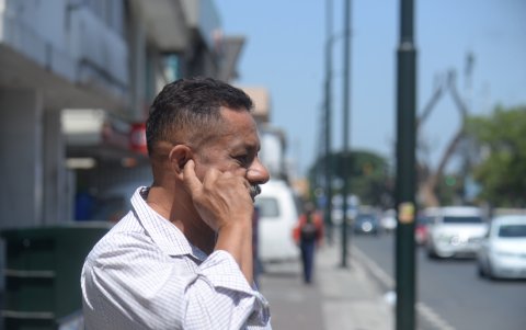 Ciudad. En la avenida Del Periodista, de la Kennedy, residentes y trabajadores expresan su molestia por el exceso de ruido.