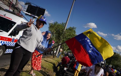 Cientos de migrantes venezolanos acudieron a la marcha convocada el día de elecciones en su país.