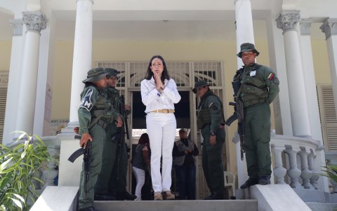 La líder de la oposición Venezolana, María Corina Machado, sale del centro de votación Instituto Elena de Bueno luego de votar este domingo, en Caracas (Venezuela).
