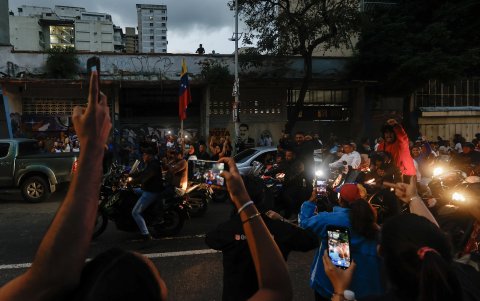 Seguidores del presidente de Venezuela y candidato a la reelección, Nicolás Maduro, gritan consignas en una caravana de motocicletas este domingo, en Caracas.