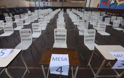 Fotografía de un puesto de votación este domingo, al cierre de la jornada de elecciones presidenciales en Caracas (Venezuela).