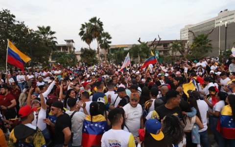 Venezolanos se concentraron detrás del Mall del Sol, en el norte de Guayaquil. Esperaban que la oposición gane en las elecciones de su país.