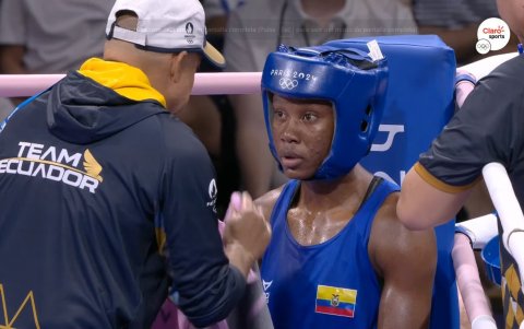 La boxeadora ecuatoriana recibió la asistencia de su entrenador en los octavos de final de París 2024