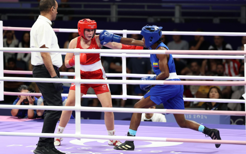 La ecuatoriana María José Palacios (d) en los octavos de final ante la boxeadora australiana