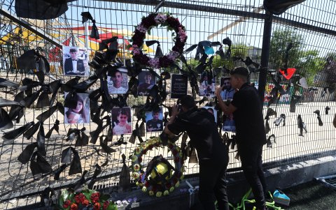 Familiares y parientes visitan el lugar del ataque con misiles donde doce jóvenes de entre diez y quince años murieron por un ataque con cohetes desde el Líbano.