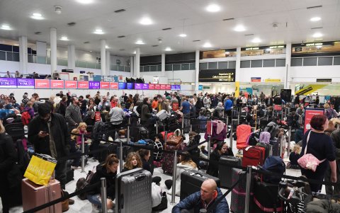 Una multitud de viajeros esperan en el aeropuerto de Gatwick en Londres (Reino Unido).