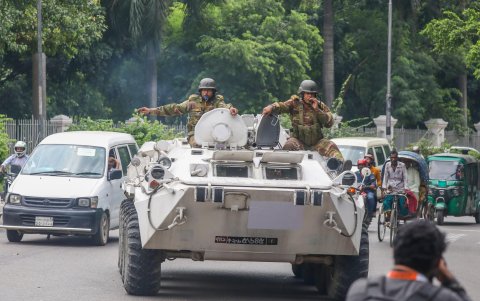 Soldados patrullan las calles de Daca, el 29 de julio de 2024, mientras se refuerza la seguridad después de que se relajara el toque de queda tras las protestas encabezadas por estudiantes.