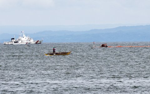 Buques de la Guardia Costera operan cerca de un derrame de petróleo en la ubicación del barco hundido MTKR Jason Bradley en Mariveles, provincia de Bataan, el 29 de julio de 2024.