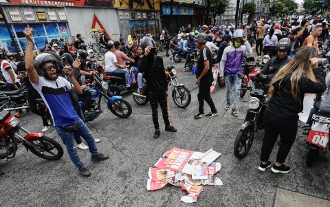 Opositores al gobierno de Nicolás Maduro recorren las calles en motocicletas.