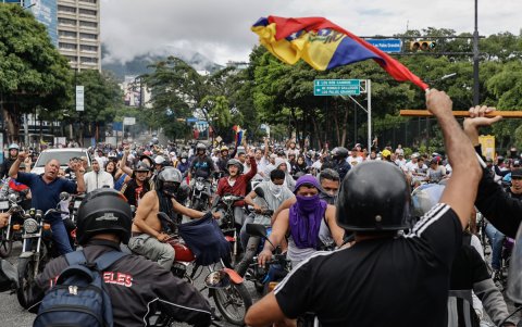 Opositores al gobierno de Nicolás Maduro recorren las calles en motocicletas este lunes, en Caracas (Venezuela).
