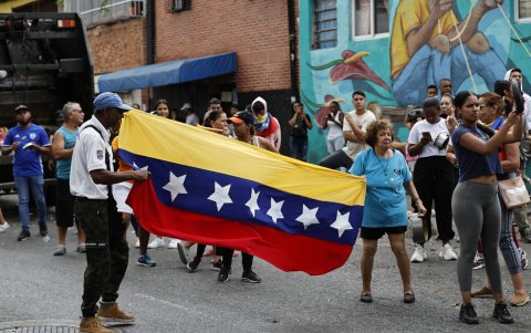Personas golpean cacerolas en una manifestación luego de los resultados de las elecciones presidenciales este lunes, en Caracas (Venezuela).