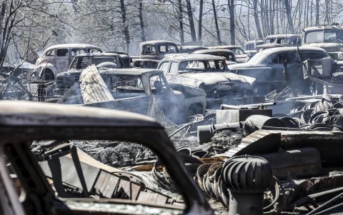 Los restos quemados de los automóviles destruidos se observan tras el paso del incendio que afecta a una región de California.