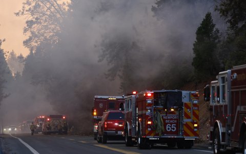Bomberos de todo el estado ayudan a combatir el incendio en un parque en el condado de Butte (California).