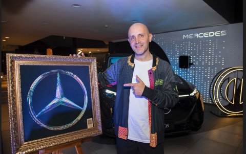 Con una combinación de arte y tecnología, el artista ecuatoriano Ramiro Albán reflejó la filosofía innovadora y el espíritu pionero de Mercedes-Benz y Diners Club.