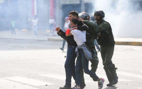 Integrantes de la Guardia Nacional detienen a personas durante una protesta por los resultados de las elecciones presidenciales este lunes, en Caracas (Venezuela).