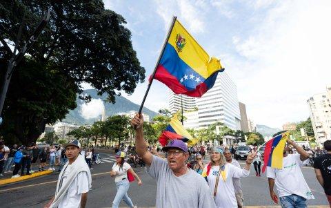 Personas participan en una protesta por los resultados de las elecciones presidenciales este lunes, en Caracas (Venezuela).