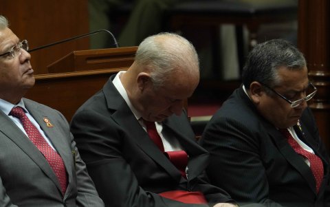 El ministro de Relaciones Exteriores, Javier González-Olaechea (c), y el primer ministro Gustavo Adrianzén (d), dormidos durante el discurso anual de la mandataria en el Parlamento.