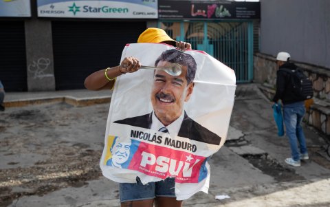Una persona participa en una protesta por los resultados de las elecciones presidenciales este lunes, en Caracas (Venezuela).