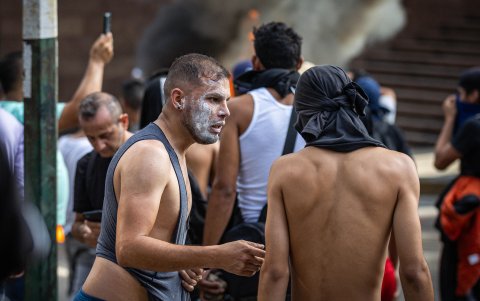 Manifestantes se enfrentan a la Guardia Nacional Bolivariana (GNB), por los resultados de las elecciones presidenciales.
