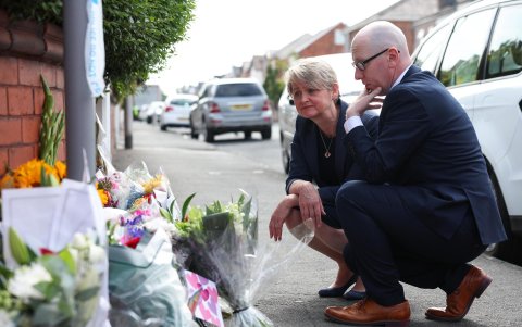 La ministra del Interior británica, Yvette Cooper, tras depositar flores en el lugar del apuñalamiento múltiple registrado en Southport, Gran Bretaña, el 30 de julio de 2024.