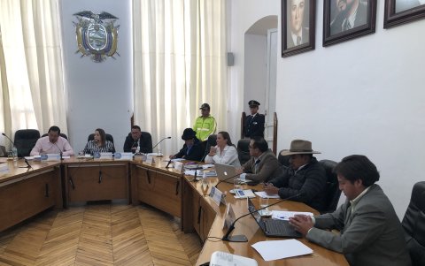 El ambiente en Latacunga se torna cada vez más tenso, con la población expectante sobre el futuro de sus autoridades.