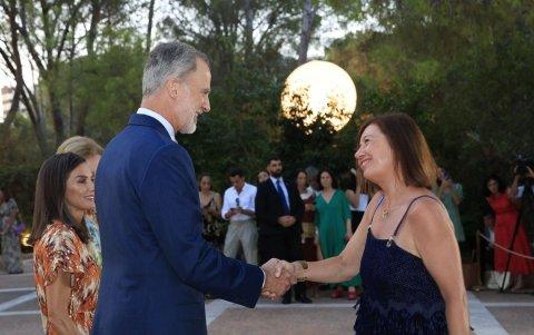 Los reyes saludaron uno a uno a sus invitados.
