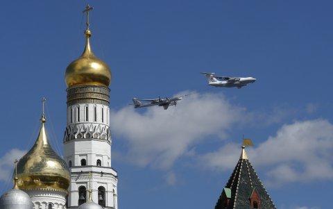 Aviones Tupolev Tu-95MS strategic bomber (izquierda) y un Ilyushin Il-78 (derecha).
