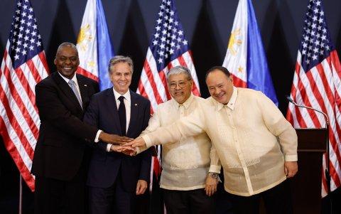 Los secretarios de Defensa y de Estado, Lloyd Austin y Antony Blinken, junto al secretario de Asuntos Exteriores, Enrique Manalo, y el secretario de Defensa, Gilberto Teodoro, ambos de Filipinas.